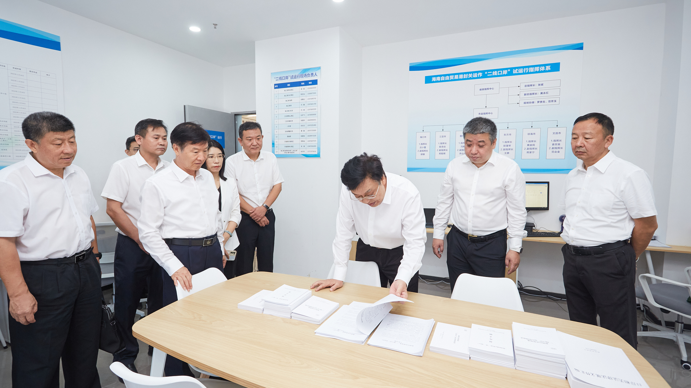 冯飞、刘小明调研全岛封关运作准备工作：突出实战导向、提升服务效能、凝聚工作合力，确保全岛封关运作平稳有序